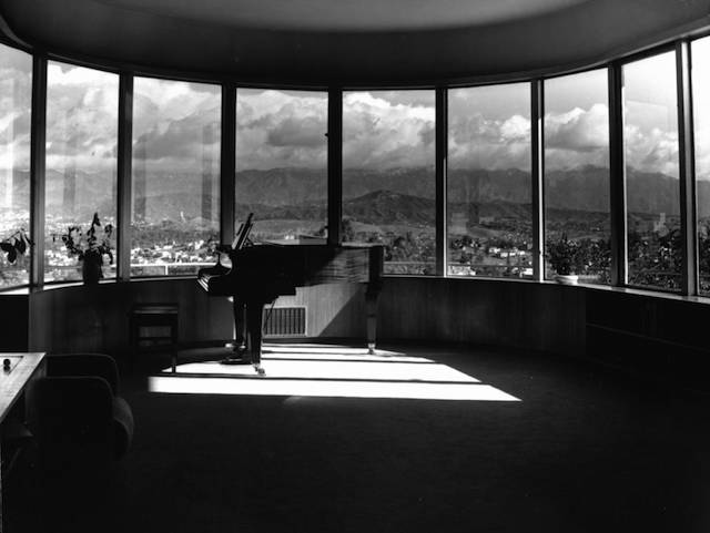 Interior view of the Lipetz House, Los Angeles. A rounded part of a sunroom is shown in the image. (Photo by Julius Shulman, courtesy of USC Digital Libraries)